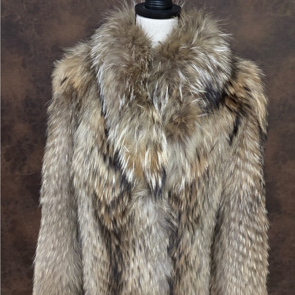 Authentic coyote fur coat - Picture 3 of 10